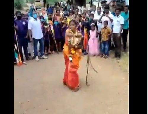 കല്യാണത്തിന് പിന്നാലെ നടുറോഡില്‍; ഉറുമി വീശി വധുവിന്റെ അഭ്യാസപ്രകടനം, ഓടിക്കൂടി നാട്ടുകാര്‍- വീഡിയോ