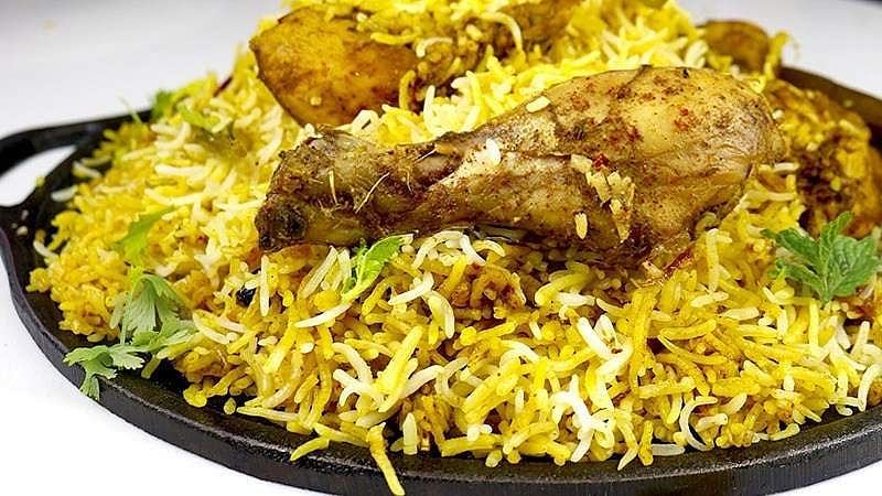 അഞ്ചു പൈസയ്ക്ക് ബിരിയാണി, കച്ചവടം കൂട്ടാന് വമ്പന് ഓഫര്; തടിച്ചുകൂടി ജനങ്ങള്, വെട്ടിലായി കടയുടമ