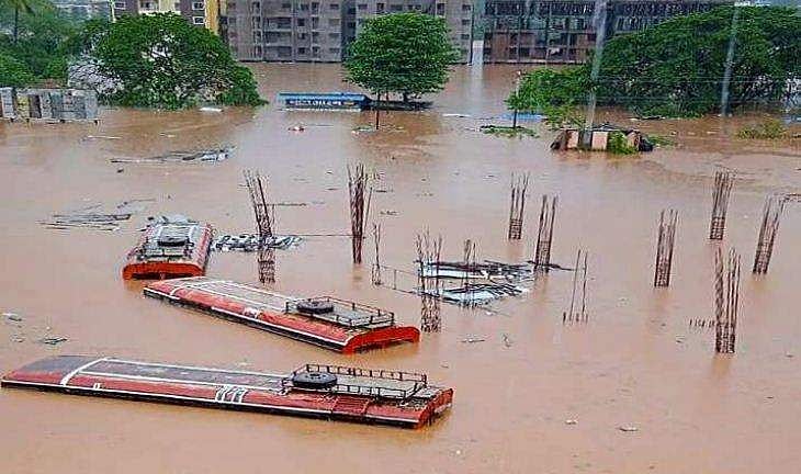 മഹാരാഷ്ട്രയില്‍ മണ്ണിച്ചിലില്‍ അഞ്ചു പേര്‍ മരിച്ചു ; 30 പേര്‍ കുടുങ്ങിക്കിടക്കുന്നതായി സംശയം ; കനത്ത മഴ