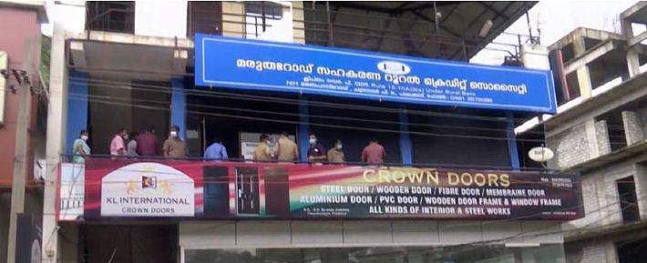 പാലക്കാട് സഹകരണബാങ്കിന്റെ ലോക്കര്‍ തകര്‍ത്ത് ഏഴര കിലോ സ്വര്‍ണവും പണവും കവര്‍ന്നു ; സിസിടിവി മെമ്മറി കാര്‍ഡും മോഷ്ടിച്ചു