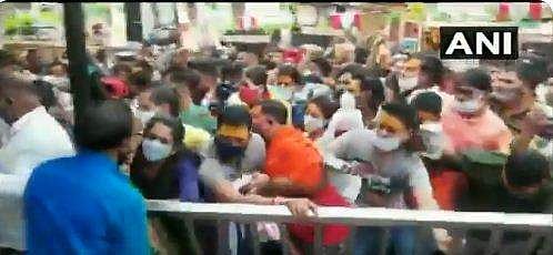മുഖ്യമന്ത്രി ദര്‍ശനത്തിനെത്തി; ക്ഷേത്രത്തില്‍ തിക്കും തിരക്കും, നിരവധിപേര്‍ക്ക് പരിക്ക് (വീഡിയോ)