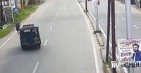 മോഷ്ടിച്ച ഓട്ടോയുമായി പിന്നിലൂടെ വന്ന് ഇടിച്ചു തെറിപ്പിച്ചു; ജഡ്ജിയുടെ മരണം കൊലപാതകം; രണ്ട് പേര്‍ അറസ്റ്റില്‍ (വീഡിയോ)