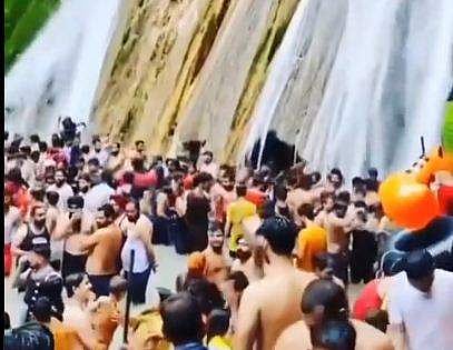 നിയന്ത്രണങ്ങളില്‍ ഇളവ്;  വെള്ളച്ചാട്ടത്തില്‍ കുളിക്കാന്‍ ആയിരങ്ങള്‍;  മാസ്‌കും സാമുഹിക അകലവും ഇല്ല; വീഡിയോ