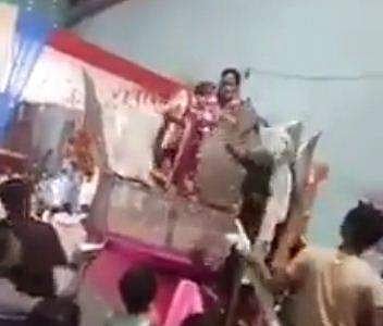 മാലയിടുന്നതിനിടെ വരന്റ മുഖത്ത്‌ ചെരുപ്പ് ഈരി അടിച്ച് അമ്മ; വീഡിയോ വൈറല്‍