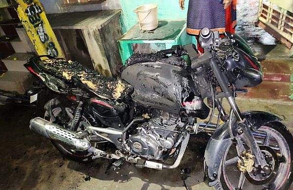 തുടര്‍ച്ചയായി പൊലീസ് പിഴയിട്ടു; ബൈക്ക് കത്തിച്ച് യുവാവിന്റെ ക്രോധം