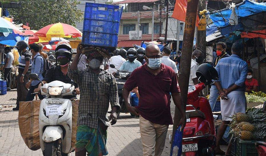 'ലോക്ഡൗണ്‍ ഇളവ് അതിവിസ്‌ഫോടനമുണ്ടാക്കും ; വാക്‌സിന്‍ എടുത്തവരിലും രോഗബാധ ആശങ്കപ്പെടുത്തുന്നു ; ഇടവേള കുറയ്ക്കുന്നത് പരിഗണിക്കണം'
