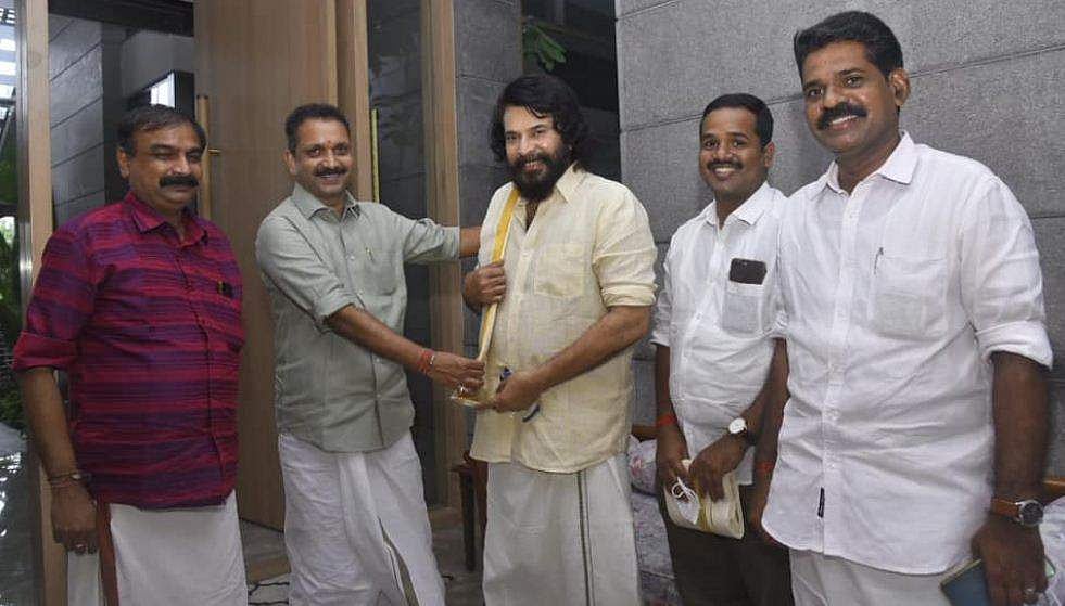 വീട്ടിലെത്തി പൊന്നാടയണിയിച്ചു, ഓണക്കോടി സമ്മാനിച്ചു;  മമ്മൂട്ടിയെ ആദരിച്ച് ബിജെപി