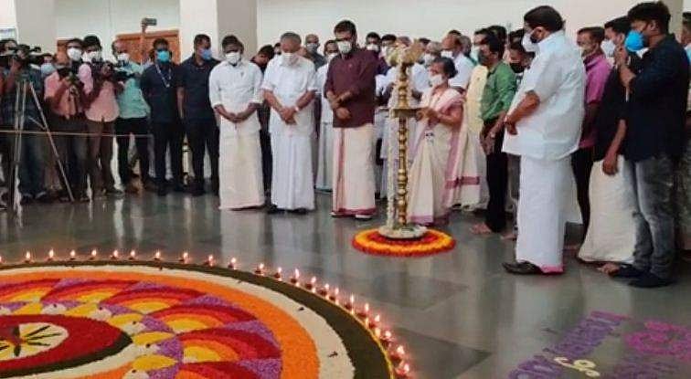 'കൂട്ടം കൂടി നിക്കുന്നവര്‍ക്കെതിരെ കേസില്ലേ പൊലീസ് മാമാ..?'; മുഖ്യമന്ത്രിയുടെ പൂക്കള വീഡിയോക്ക് വിമർശനം ( വീഡിയോ)