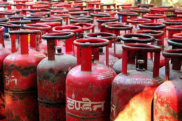 300 ഗ്യാസ് സിലിണ്ടറുകള്‍; ട്രക്കിന് തീപിടിച്ച് ഉഗ്രസ്‌ഫോടനം; രണ്ടുപേര്‍ മരിച്ചു