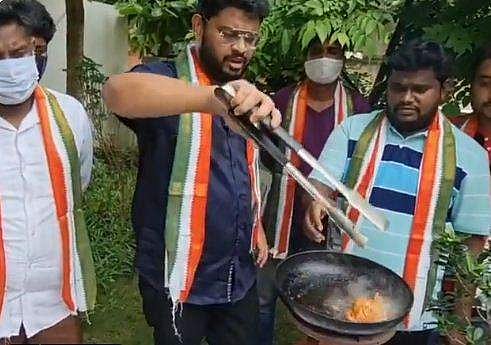 'ട്വിറ്റർ പക്ഷി'യെ 'പൊരിച്ച്' പ്രതിഷേധം; രാഹുൽ ഗാന്ധിയെ വിലക്കിയതിന് എതിരെ കോൺ​ഗ്രസ് പ്രവർത്തകർ (വീഡിയോ)