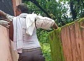 മതിലുകള്‍ക്ക് മുകളില്‍ കയറിനിന്ന് ഗ്രില്ലിനിടയിലൂടെ കോവിഡ് വാക്‌സിന്‍; വീഡിയോ വൈറല്‍
