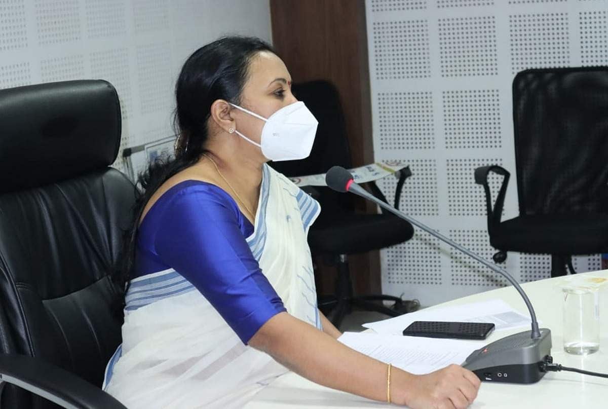 11 പേര്ക്ക് നിപ ലക്ഷണം; ഹൈറിസ്കില് 54 പേര്; എട്ടുപേരുടെ പരിശോധനാ റിപ്പോര്ട്ട് രാത്രിയോടെ; വവ്വാലുകളുടെ സ്രവം ശേഖരിച്ചു