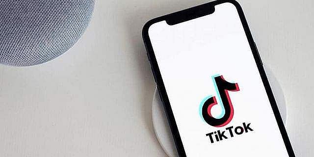 പാകിസ്ഥാന് സ്വാതന്ത്ര്യദിനത്തില് വനിത ടിക്ടോക്ക് താരത്തിന്റെ വസ്ത്രങ്ങള് വലിച്ചുകീറി; മുകളിലേക്ക് വലിച്ചെറിഞ്ഞു, ആള്ക്കൂട്ടാക്രമണം