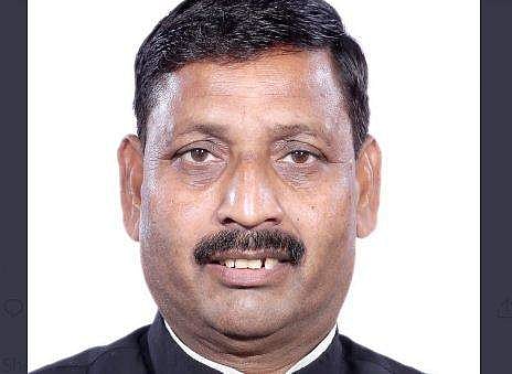 പൂജാരിക്ക് നേരെ അധിക്ഷേപ വർഷം, മോശം പെരുമാറ്റം; ബിജെപി എംപിയ്ക്കെതിരെ കേസ്