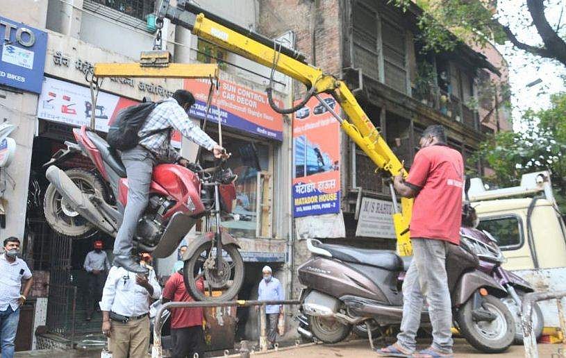 'നോ പാര്‍ക്കിങ്' ഏരിയയില്‍ വാഹനം വെച്ചു ; ഉടമയെ അടക്കം പൊക്കിയെടുത്ത് പൊലീസ് ; ദൃശ്യങ്ങള്‍ വൈറല്‍ ( വീഡിയോ)