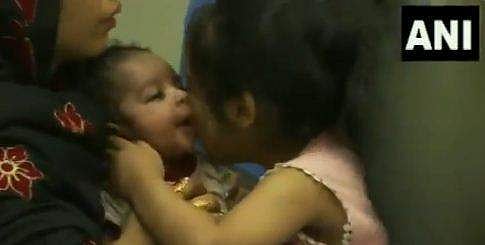 കുഞ്ഞിനെ കെട്ടിപ്പിടിച്ച് ഉമ്മവെച്ചു, പിഞ്ചു സഹോദരിയുടെ സ്‌നേഹപ്രകടനം; അഫ്ഗാനിസ്ഥാനില്‍ നിന്ന് ഇന്ത്യയിലെത്തിയവരുടെ കണ്ണ് നനയിക്കുന്ന കാഴ്ച- വീഡിയോ 
