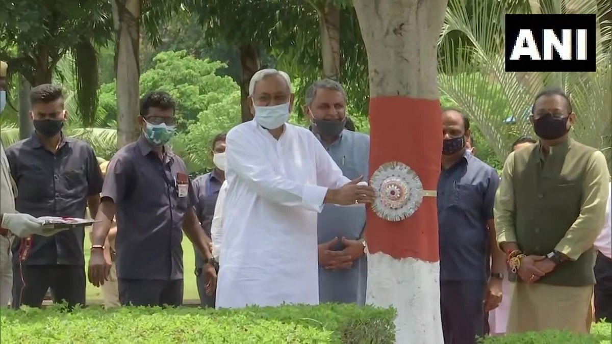 മരത്തിന് രാഖി കെട്ടി മുഖ്യമന്ത്രി; ലക്ഷ്യം പരിസ്ഥിതി സംരക്ഷണം