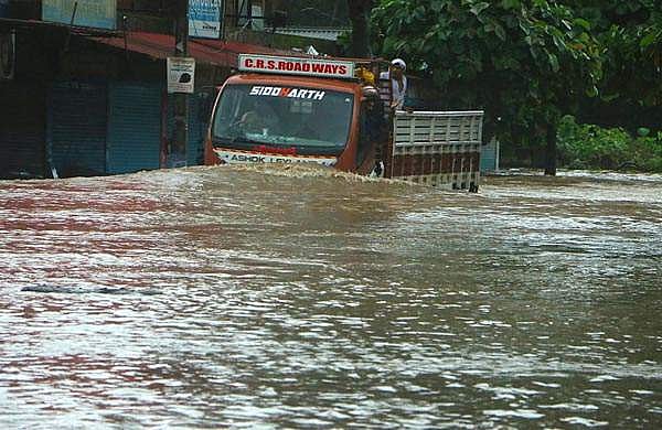 കനത്തമഴയില്‍ അപ്രതീക്ഷിതമായി ജലനിരപ്പ് ഉയര്‍ന്നു, കലങ്ങിയ വെള്ളം കുത്തിയൊലിച്ച് ഒഴുകി; ഭീതിയോടെ നാട്ടുകാര്‍