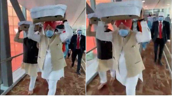ഗുരുഗ്രന്ഥസാഹിബ് ചുമന്ന് ഹര്‍ദീപ് സിങ് പുരിയും വി മുരളീധരനും ; അഫ്ഗാനില്‍ നിന്നും 78 പേരെ കൂടി നാട്ടിലെത്തിച്ചു ; മലയാളി കന്യാസ്ത്രീയും സംഘത്തില്‍ ( വീഡിയോ)
