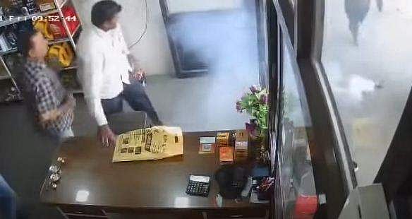 പോക്കറ്റിൽ കിടന്ന മൊബൈലിൽ നിന്ന് പുക; പൊട്ടിത്തെറിയ്ക്കും മുൻപ് പുറത്തിട്ടു; അപകടം ഒഴിവായത് തലനാരിഴയ്ക്ക് (വീഡിയോ)
