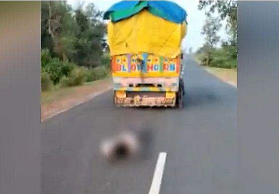 ട്രക്കില്‍ കെട്ടിയിട്ട് റോഡിലൂടെ വലിച്ചിഴച്ചു; 45കാരന് ദാരുണാന്ത്യം; വീഡിയോ