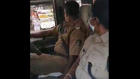 ഇന്‍ഷുറന്‍സ് ഇല്ലാത്തതിന് മൊബൈല്‍ പിടിച്ചുവാങ്ങി എസ്‌ഐ; നാട്ടുകാരുടെ പ്രതിഷേധം- വീഡിയോ 