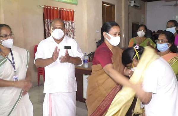 ദൈവസ്‌നേഹം വര്‍ണിച്ചീടാന്‍ വാക്കുകള്‍ പോരാ; അഭിനന്ദിക്കാന്‍ എത്തിയ ആരോഗ്യമന്ത്രിക്കു മുന്നില്‍ പാട്ടു പാടി പുഷ്പലത
