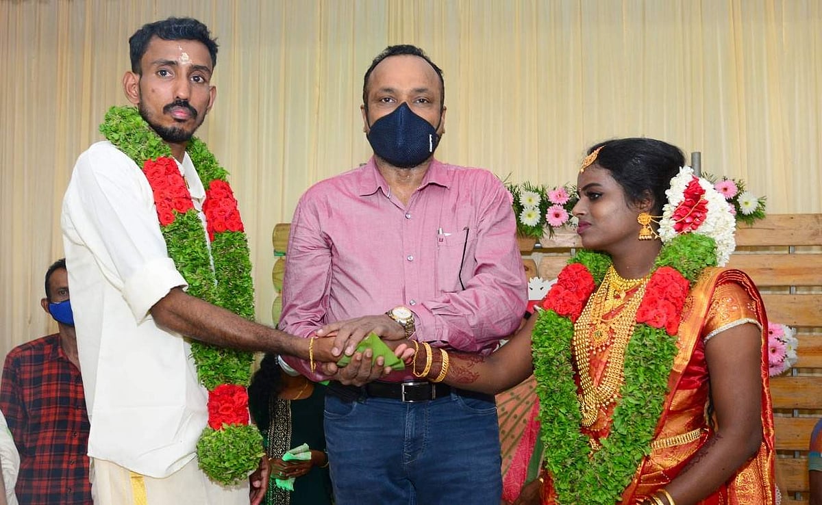 വധുവിന്റെ അച്ഛന്റെ സ്ഥാനത്ത് കളക്ടര്, മുന്പില് നിന്ന് മന്ത്രിയും; 'സര്ക്കാരിന്റെ മകളുടെ' വിവാഹം