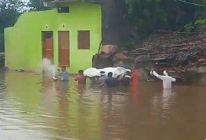 തോരാതെ മഴ; വെള്ളത്തിൽ മുങ്ങി മധ്യപ്രദേശിലെ ​ഗ്രാമങ്ങൾ; ഭദൗരയിൽ മൃതദേ​ഹം ചുമന്ന് ജനം