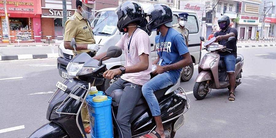 ഇന്ന് സമ്പൂർണ ലോക്ഡൗൺ; അവശ്യ സർവീസുകൾക്ക് മാത്രം അനുമതി