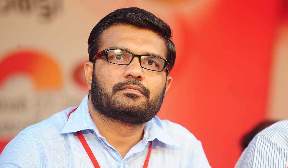 റോഡിലെ കുഴിയിൽ വീണ് സ്പീക്കറുടെ കാറിന്റെ ടയർ പഞ്ചറായി, പിന്നാലെ വാഴനട്ട് നാട്ടുകാർ