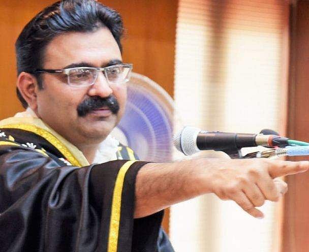 'ഫയല്‍ വൈകിപ്പിച്ച് കാശ് അടിക്കാന്‍ നോക്കേണ്ട' ; കോര്‍പ്പറേഷന്‍ ഉദ്യോഗസ്ഥര്‍ക്കെതിരെ പൊട്ടിത്തെറിച്ച് മേയര്‍ 