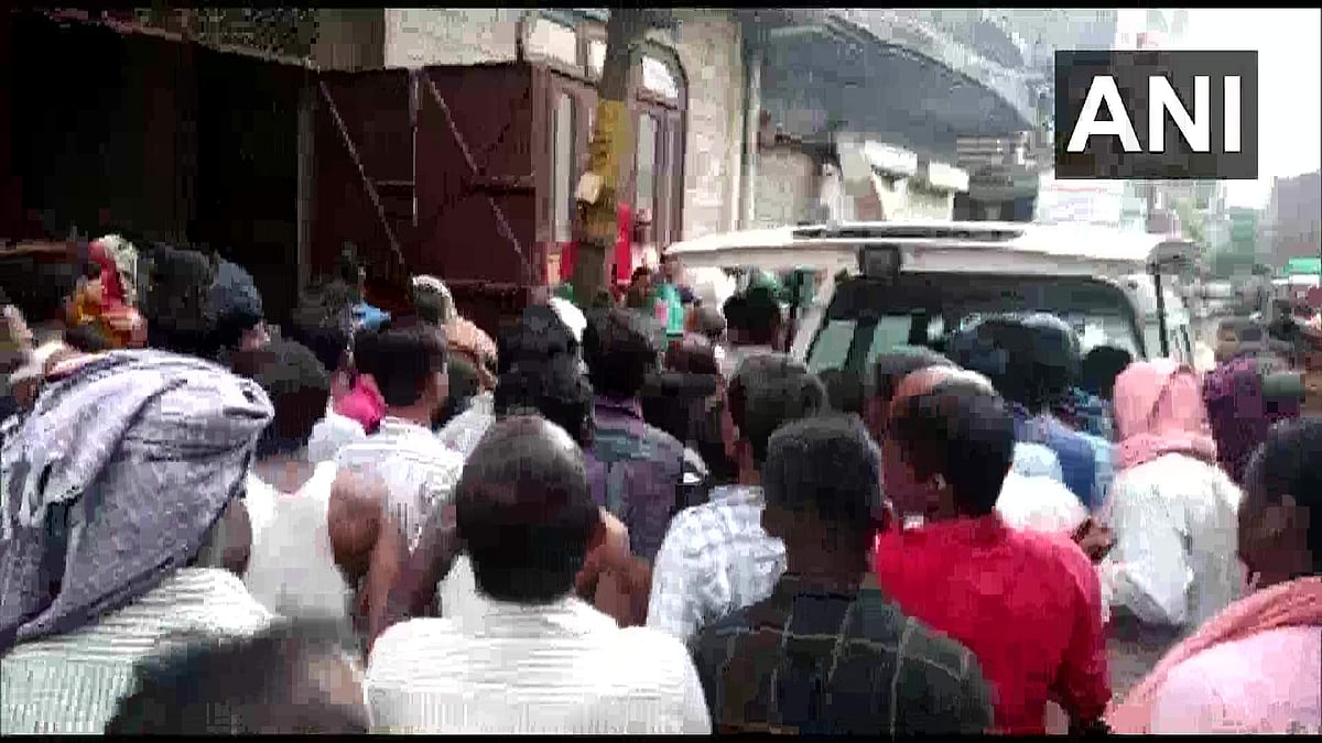 ഇലക്ട്രിക് പോസ്റ്റില്‍ നിന്ന് ഷോക്കേറ്റു; അഞ്ചുപേര്‍ മരിച്ചു