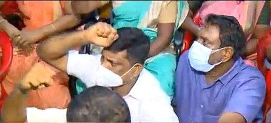 തൃക്കാക്കര നഗരസഭയില്‍ നാടകീയ രംഗങ്ങള്‍, അജിത തങ്കപ്പനെ ചേംബറില്‍ തടഞ്ഞുവെച്ച് പ്രതിപക്ഷ പ്രതിഷേധം; കൗണ്‍സിലര്‍മാരെ അറസ്റ്റ് ചെയ്തു നീക്കി