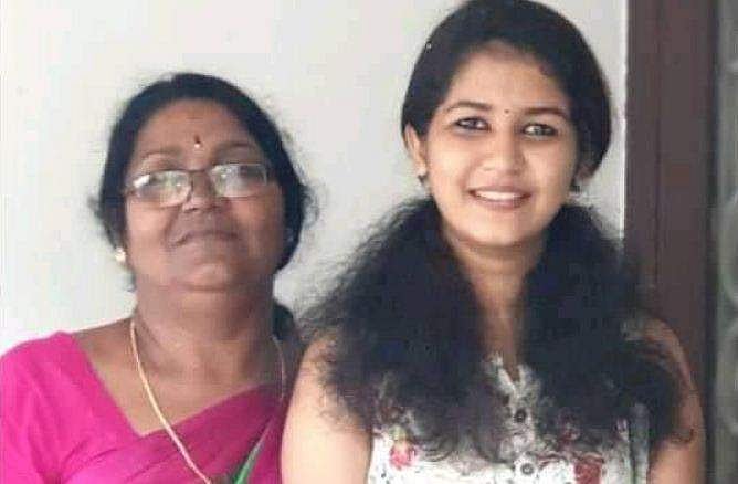 നടി ജൂഹി രുസ്ത​ഗിയുടെ അമ്മ വാഹനാപകടത്തിൽ മരിച്ചു