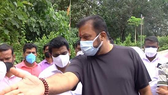 എസ്‌ഐയെ വിളിച്ചുവരുത്തി സല്യൂട്ട് ചെയ്യിപ്പിച്ച് സുരേഷ് ഗോപി