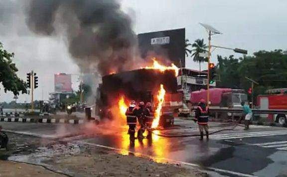 പാലക്കാട് ദേശീയ പാതയിൽ ഡീസൽ ടാങ്ക് പൊട്ടി ലേ‍ാറിക്കു തീ പിടിച്ചു; ഒഴിവായത് വൻ ദുരന്തം