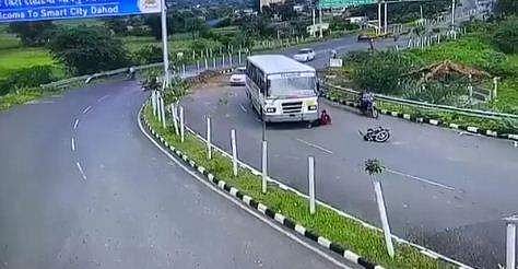 ബൈക്ക് യാത്രക്കാരന്‍ ഓടുന്ന ബസിന്റെ അടിയിലേക്ക്, തലനാരിഴയ്ക്ക് രക്ഷപ്പെട്ടു- വീഡിയോ 