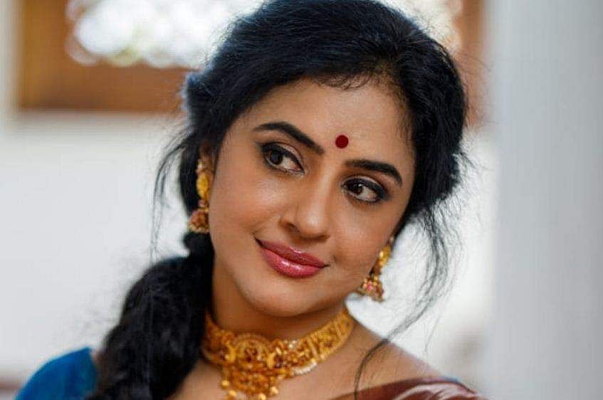 മേതിൽ ദേവികയുടെ ഫേയ്സ്ബുക്ക് അക്കൗണ്ട് ഹാക്ക് ചെയ്തു