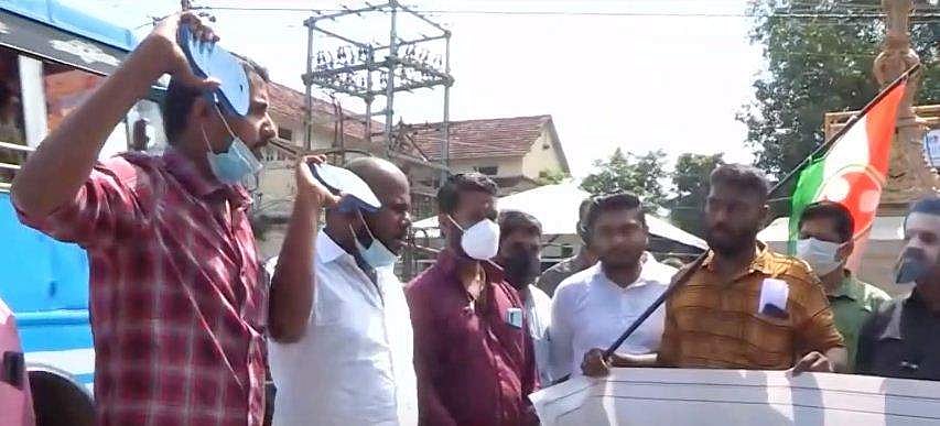സുരേഷ് ഗോപിക്ക് ചെരുപ്പ് സല്യൂട്ട്; പ്രതിഷേധവുമായി യൂത്ത് കോണ്‍ഗ്രസ്