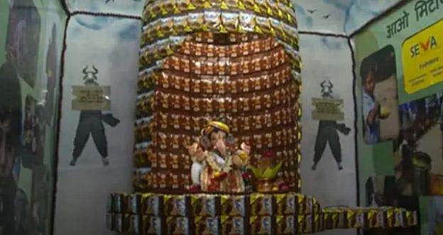 1008 പാക്കറ്റ് ബിസ്‌ക്കറ്റ്, ഗണേശ വിഗ്രഹം അലങ്കരിച്ചത് ഭക്ഷണപ്പൊതികള്‍ കൊണ്ട്; കാരണമിത് 