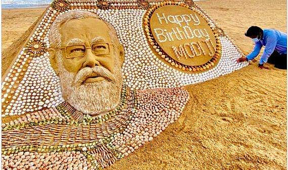 2035 കടല്‍ചിപ്പികള്‍ കൊണ്ട് നരേന്ദ്ര മോദിക്ക് കൂറ്റന്‍ മണല്‍ശില്‍പം; വൈറല്‍