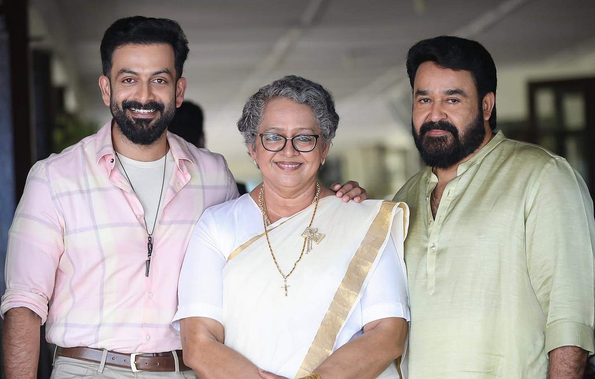 'അച്ഛൻ മുറ്റത്തേക്ക് ഇറങ്ങിയപ്പോൾ മാവിന്റെ തുഞ്ചത്ത് ഇരിക്കുകയാണ് ലാൽ, അത്രയ്ക്കായിരുന്നു കുസൃതി'; മോഹൻലാലിനെക്കുറിച്ച് മല്ലിക