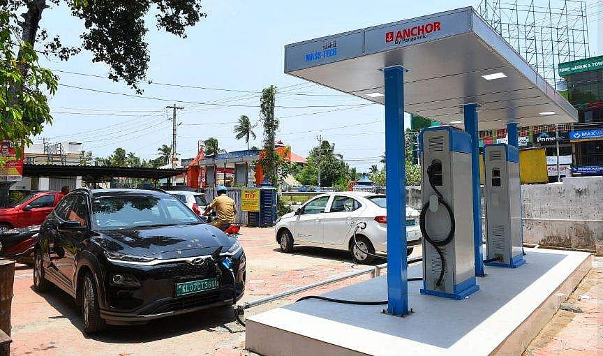 ഇലക്ട്രോണിക് വാഹനങ്ങളുടെ സൗജന്യ ചാർജിങ് നിർത്തി കെഎസ്ഇബി, യൂണിറ്റിന് 15 രൂപ നൽകണം