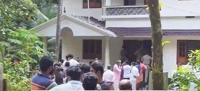 എട്ടു മാസം പ്രായമുള്ള കുട്ടിയെ വെട്ടിക്കൊന്നു, പിതാവ് ജീവനൊടുക്കി ; ഭാര്യക്ക് ഗുരുതര പരിക്ക്