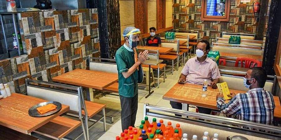 ഹോട്ടലുകളില്‍ ഇരുന്ന് ഭക്ഷണം കഴിക്കാം; ബാറുകള്‍ തുറക്കാനും അനുമതി
