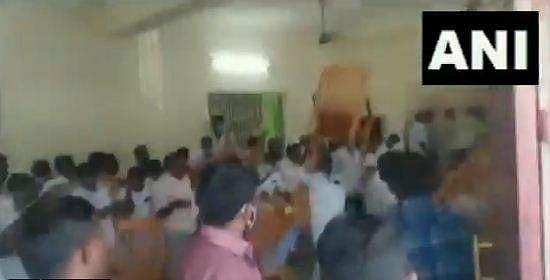 തലയ്ക്ക് മുകളിലൂടെ പറന്ന് കസേരകള്‍ ; കോണ്‍ഗ്രസ് നേതൃയോഗത്തില്‍ കൂട്ടയടി ; അമ്പരന്ന് എംപി ( വീഡിയോ)
