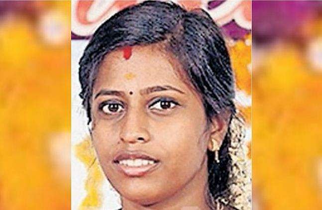ഷാൾ കഴുത്തിൽ കെട്ടി നിലത്തിരിക്കുന്ന നിലയിൽ മൃതദേഹം; യുവതി ഭർതൃഗൃഹത്തിൽ മരിച്ച നിലയിൽ 