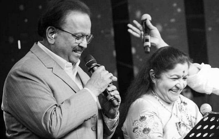 എസ് പി ബിക്ക് കോറസ് പാടി, ചിത്രയുടെ കണ്ണുകളെ ഈറനണിയിച്ച ആ സർപ്രൈസ് 