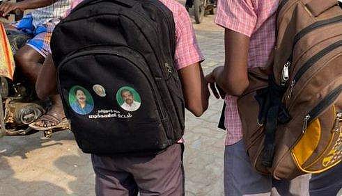 രാഷ്ട്രീയക്കാരുടെ ചിത്രങ്ങള്‍ പതിച്ച ബാഗുമായി കുട്ടികള്‍ സ്‌കൂളില്‍ പോകുന്നത് അറപ്പുളവാക്കുന്ന കാഴ്ച : വിമര്‍ശനവുമായി മദ്രാസ് ഹൈക്കോടതി